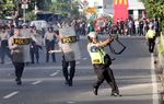 Polisi Umbar Gas Air Mata Bubarkan Demo BBM