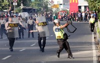 Sudah 2 hari ini, mahasiswa UKI berdemo menolak kenaikan BBM. Polisi pun harus mengerahkan ratusan polisi untuk membubarkan aksi ini.