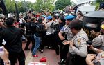 Demo di MA, Pendukung Bupati Eep Kocar-kacir