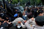 Demo di MA, Pendukung Bupati Eep Kocar-kacir