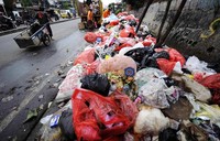 Selain menimbulkan bau tidak sedap tumpukan sampah tersebut juga mengganggu pengguna jalan yang melintas di kawasan tersebut.