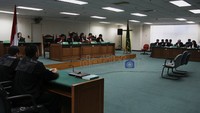 Ketua Majelis Hakim Dharmawati Ningsih membacakan surat keterangan dokter KPK mengenai kesehatan terdakwa kasus suap Wisma Atlet M Nazaruddin. Ramses/detikcom.