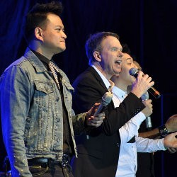 Rick Price & Kahitna Sukses Berkolaborasi di Makassar
