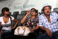 Mereka pun duduk di VVIP untuk menyaksikan pertandingan. Gus Mun/detikcom.