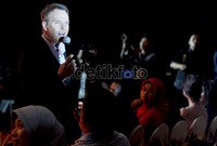 Rick turun dari panggung untuk menyapa para penggemarnya.