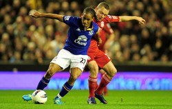 Steven Pienaar berusaha melewati Jay Spearing dalam pertandingan yang digelar di Anfield, Rabu (14/3/2012) dinihari WIB. Getty Images/amie McDonald.