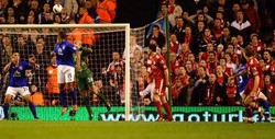 Dalam pertandingan tersebut, Steven Gerrard tiga kali membobol gawang Everton. Gol tersebut dicetaknya di menit ke-34, 51 dan 90. AFP.