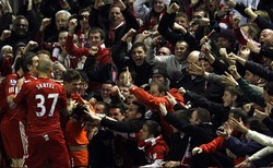 Steven Gerrard merayakan gol di hadapan pendukungnya. Reuters/Phil Noble