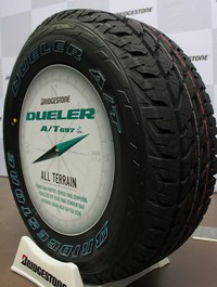 Ban Dueler A/T 697 tersebut memadukan masing-masing daya cengkram tingkat tinggi dan kekuatannya yang merupakan persyaratan utama bagi kendaraan-kendaran berpenggerak empat road (4 wheel drive, 4WD).