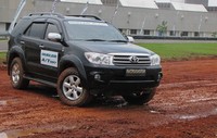 Dueler A/T 697 memiliki performa dan daya tahan luar biasa dan sekaligus memiliki kenyamanan untuk berbagai macam jenis kendaraan termasuk pick-up (single dan double cabin), SUV (sport utility vehicle), CUV (cross-utility vehicle), dan jenis mobil premium SUV/CUV.
