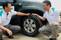 Dengan pola yang lebih canggih serta kombinasi 2 in 1 antara telapak dan bahu yang saling mendukung,memberikan keamanan dan pengendalian tingkat tinggi di segala jenis permukaan lintasan.
