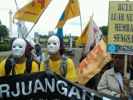 Manusia Bertopeng Demo Tolak Kenaikan BBM di Istana