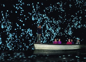 Keren! Gua Ini Diisi Ribuan Cacing Glow in the Dark