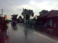 Apa yang akan anda lakukan ketika lampu traffic light sedang galau? Berhenti, menerobos, atau ikutan galau?