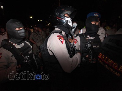 Kepung Mahasiswa, Polisi Bersenjata Lengkap Diturunkan