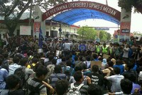 Sesampainya di kantor Pertamina Region I, para mahasiswa langsung melakukan orasi. Sementara puluhan polisi tampak berjaga di gerbang kantor Pertamina Region I.