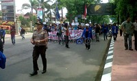Para mahasiswa yang tergabung dalam Aliansi Mahasiswa UMSU untuk Rakyat (Amuk-Rakyat) melakukan longmarch menuju kantor Pertamina Region I di Jalan Yos Sudarso, Medan.