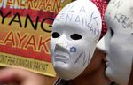 Manusia Bertopeng Tolak Kenaikan Harga BBM