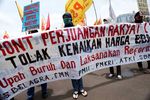 Manusia Bertopeng Tolak Kenaikan Harga BBM