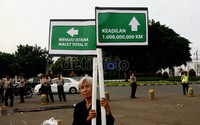 Dalam aksinya, mereka membawa penunjukan jalan yang menerangan jauhnya untuk menuju keadilan.