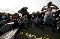 Massa menggelar teaterikal.