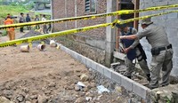 Kejadian berawal saat warga bernama Imam Sukayat menemukan sebuah pipa di parit berisi kabel yang keluar dari kedua ujungnya. Setelah itu dia memberikan kepada ketiga pekerja bangunan tersebut karena Imam mengira pipa tersebut adalah bagian dari bangunan. Saat kabel-kabel tersebut dihubungkan, maka terjadi ledakan. ANTARA/R. Rekotomo.