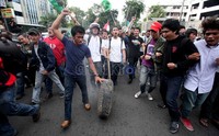 Aksi ini dilakukan bertepatan dengan jam pulang kantor.