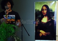 Dibelakang pemain musik pengiring Sujiwo Tejo, terselip juga lukisan Monalisa yang wajahnya diganti dengan wajah Angelina Sondakh. Keberanian Sujiwo Tejo untuk menabrak batas-batas normal yang menurutnya penuh kepalsuan adalah caranya untuk mengarahkan pikiran kita kepada hal yang benar.