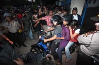 Mahasiswa akhirnya menyerah sekitar pukul 23.00 setelah dikepung hampir 5 jam.