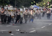 Polisi saat menghalau demo mahasiswa pada sore hari.
