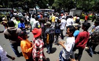 Selain diikuti pemuda, ibu-ibu dengan membawa anak kecil juga turut serta dalam aksi itu.