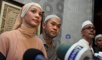 Kabarnya, kedua sejoli yang sudah saling mencinta itu tak mendapatkan restu dari kedua orang tua masing-masing.
