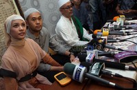 Pernikahan itu hanya digelar sederhana di tempat ngajinya dan di hadapan ustadz mereka berdua.