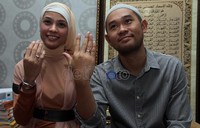 Rachel dinikahi Edo dengan seperangkat alat salat, Alquran dan cincin emas 4,3 gram.