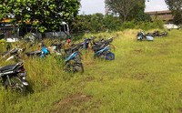 Ilalang dibiarkan tumbuh tinggi di tempat penyimpanan barang bukti kendaraan yang mengalami kecelakaan lalu lintas atau tilang. Dhurandhara/detikcom