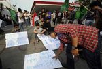 Mahasiswa Blokir Pom Bensin Cikini