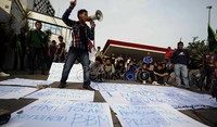 Dengan membawa bermacam poster, mereka menyatakan penolakan terhadap kenaikan harga BBM.