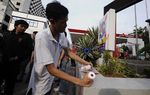 Mahasiswa Blokir Pom Bensin Cikini