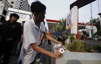 Mereka juga mencoret-coret tembok SPBU.