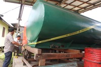 Dalam penggebrekan gudang penimbunan BBM tersebut, Jajaran Dit Reskrimsus Polda Kalbar berhasil mengamankan tujuh ton bensin, sembilan ton minyak tanah dan 660 liter solar. ANTARA/Sheravim.