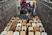 Di Pasaman Barat polisi menyita 3, 8 ton bbm hasil timbunan dari masyarakat yang menimbun Bahan Bakar Minyak (bbm) di rumahnya, daerah Aia Balam, Koto Balingka, Kabupaten Pasaman Barat, Sumbar. ANTARA/Arif Pribadi.