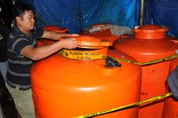 Polisi juga membongkar penimbunan BBM di Tekolabbua, Kecamatan Pangkajene, Kabupaten Pangkep, Sulsel. Sebanyak 11 ton solar bersubsidi disengaja ditimbun. ANTARA/Sahrul Manda Tikupadang.