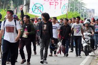 Sejumlah pemuda Dayak Kalbar berjalan saat berunjukrasa menuntut pembubaran ormas Front Pembela Islam, di sepanjang Jalan Ahmad Yani, Pontianak, Kamis (15/3). ANTARA/Jessica Helena Wuysang.