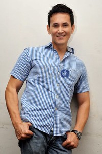 Marcelino datang sendiri tanpa ditemani istrinya Dewi Rezer yang saat ini tengah mengandung anak keduanya.