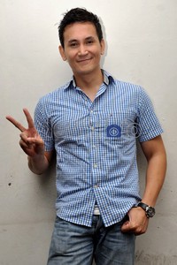 Marcelino berpose sebelum tapping Hitam Putih di Studio Trans 7, Jakarta.