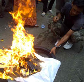 Tolak Kenaikan BBM, Mahasiswa Ngotot Bakar Ban