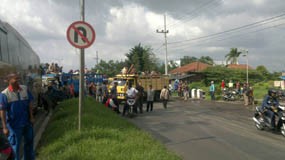 Korban Lumpur Lapindo Kembali Blokir Jalan Raya Porong
