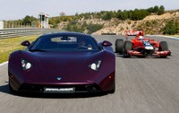 Marussia B1 beradu di sirkuit dengan mobil Formula. (Dok Marussia).