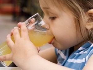 Jus Buah Sebabkan Gigi Rusak dan Obesitas pada Anak