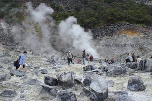 Wow ! Bisa Turun Langsung ke Kawah Tangkuban Parahu